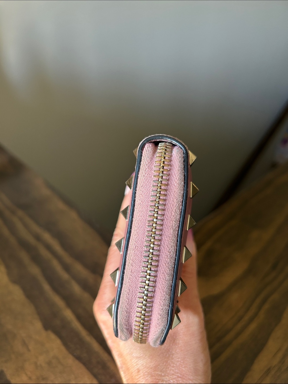 464. Valentino Garavani Pink Zip-Around Rockstud Wallet with Gold Studs - Picture 7 of 10